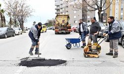 Muratpaşa'da yollar onarılıyor