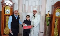 Namaza gelen çocuklar hediyeyle sevindirildi