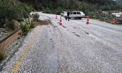 Namnam çayında su seviyesi yükseldi, yol çöktü