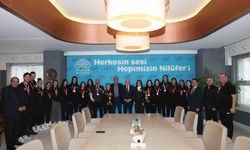 Nilüfer'in şampiyon kızları kupaları Başkan Şadi Özdemir'e getirdi