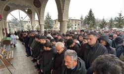 Oğlunun acısına yüreği dayanamayan anne son yolculuğuna uğurlandı