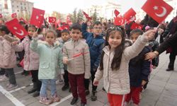 Öğrenciler ikinci döneme 'Bayrak Sevgisi' temasıyla başladı