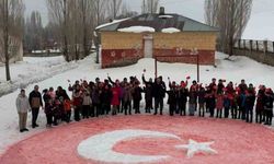 Öğrenciler kardan Türk bayrağı yaptı