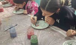 Öğrencilerden çini boyama etkinliği