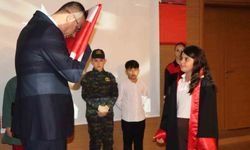 Öğrencilerin ay yıldız temalı gösterisi göğüs kabarttı