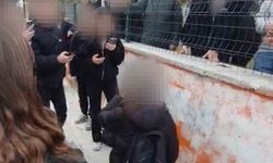 Okul önünde akran zorbalığı kameraya yansıdı: Diz çöktürüp zorla özür dilettiler