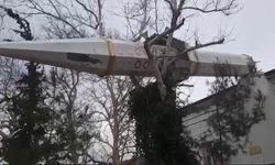 Osmaniye'de şiddetli rüzgar cami minaresini devirdi