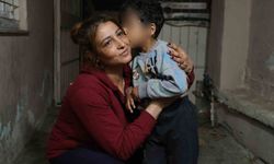 Otogarda söyledikleriyle yürekleri dağlayan çocuk ve ailesi, yeni evlerine kavuştu