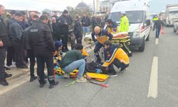 Otomobile çarpan motosiklet savruldu: 2 yaralı