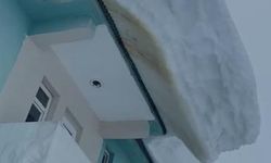 Ovacık'ta bina çatılarında sarkan kar kütleleri hayrete düşürdü