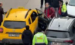 Park halindeki aracın açılan kapısına taksi çarptı