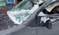 Park halindeki aracın üzerine çatıdan kar kütlesi düştü