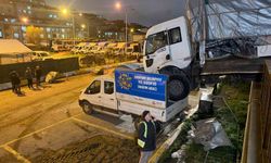 Park halindeki kamyon hareket edip başka aracın üzerine düştü: O anlar kamerada