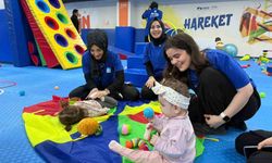 Pendik'te anne ve bebekler aynı minderde jimnastik yapıyor