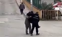 Rahatsızlanan yaşlı vatandaşı belediye işçileri kucaklarında taşıdı