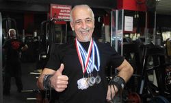 Rakip bulamayan ve gençlerle yarışan 65 yaşındaki Hakkı Bozat 420 kilo kaldırdı