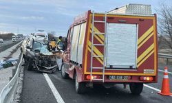 Refüje çarpan hafif ticari araç ile tır çarpıştı: 1 ölü