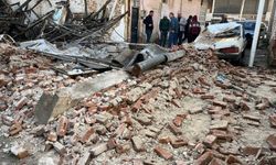 Sağanak yağış Sarıgöl'de metruk bir binayı yıktı