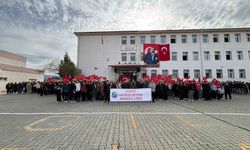 Sarıgöl'de öğrencilerden bayrağa anlamlı sahiplenme