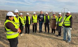 Sarıgöllü ziraat mühendisi Azerbaycan'da bağ budama tekniklerini öğretti