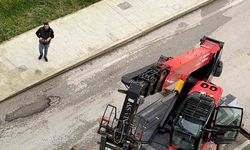Sevgililer Günü'nü unuttu, iş makinesiyle balkona çıkarttığı güllerle gönül aldı