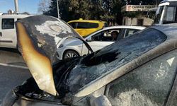 Seyir halindeki alev alan otomobil kullanılamaz hale geldi