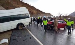 Siirt'te öğrenci servisi ile otomobil çarpıştı: 12 yaralı