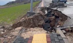 Silvan'da yağışlar nedeniyle yol ve kaldırım çöktü