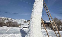 Sivas'ta 8 metre uzunluğundaki kardan adam kuleyi andırdı