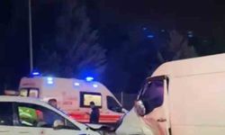 Sultanbeyli'de polis aracı ile otomobil çarpıştı: 3 yaralı