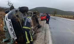 Tavas'ta servis aracı yan yattı; 9 yaralı