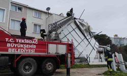 Tekirdağ'da fırtına çatıları uçurdu