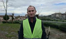 Temizlik işçisi, çalılıklar arasında bulduğu Türk bayrağını yerde bırakmadı