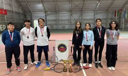 Tenise Gaziantep Kolej Vakfı Özel Okulları damgası