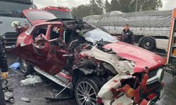 Tıra arkadan çarpan lüks otomobil hurdaya döndü: 2 yaralı