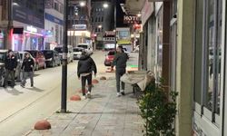 Tokat'ta fırtına ağacı devirdi, vatandaş saniyelerle kurtuldu