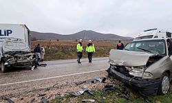 Tokat'ta iki otomobil kafa kafaya çarpıştı: 1'i ağır 7 yaralı