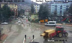 Traktörün devrilen römorkundaki keresteler yola dağıldı: O anlar kamerada