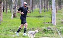 Triatlon yarışında parkura giren kuzu, renkli görüntülere neden oldu