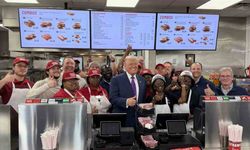 Trump, bir restoranı ziyaret ederek başkanlık uçağına götürmek için hamburger sipariş etti