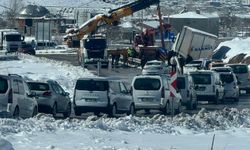 Tuşba'da tır kazasında uzun araç kuyruğu oluştu