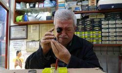 Üç metrekarelik dükkanda 60 yıldır zamana ince ayar veriyor