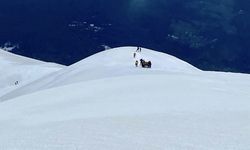 Uludağ'ın zirvesindeki donmuş Türk Bayrağını dağcılar değiştirdi