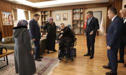 Vali Musa Işın, engelli vatandaş İsmet Öksüz'e yeni engelli aracını takdim etti