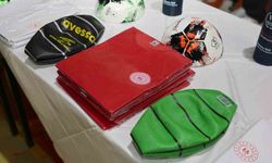 Vali Şimşek spor malzemesi dağıtımında öğrencilerle sahaya indi