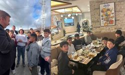 Vali, sokakta top oynayan çocukları iftara davet etti