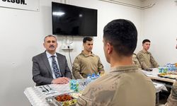 Vatan nöbetindeki kahramanlar sınır hattında iftar sofrasında
