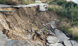 Yağışlar heyelanı tetikledi: Çeşme'de toprak kayması