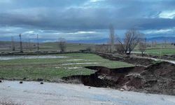 Yağmur sonrası yolda 4 metre derinliğinde çukur oluştu