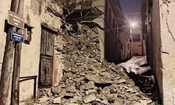 Yıkılan istinat duvarı yolu kapattı